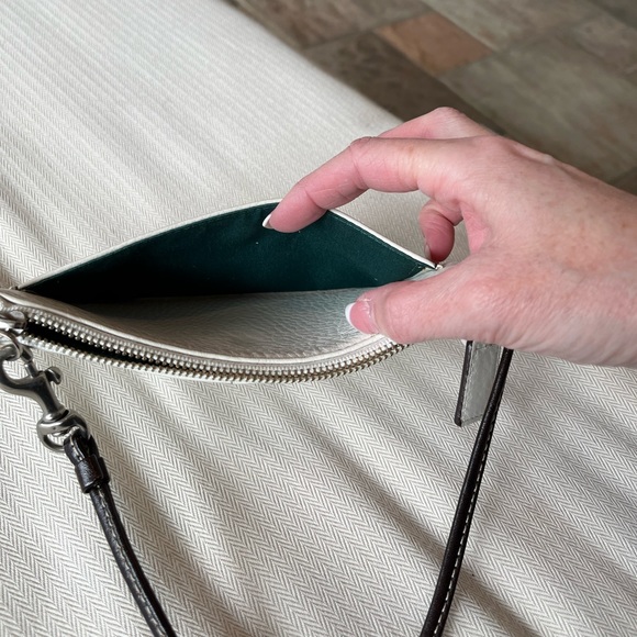 Authentic Coach white leather wristlet - Picture 5 of 6